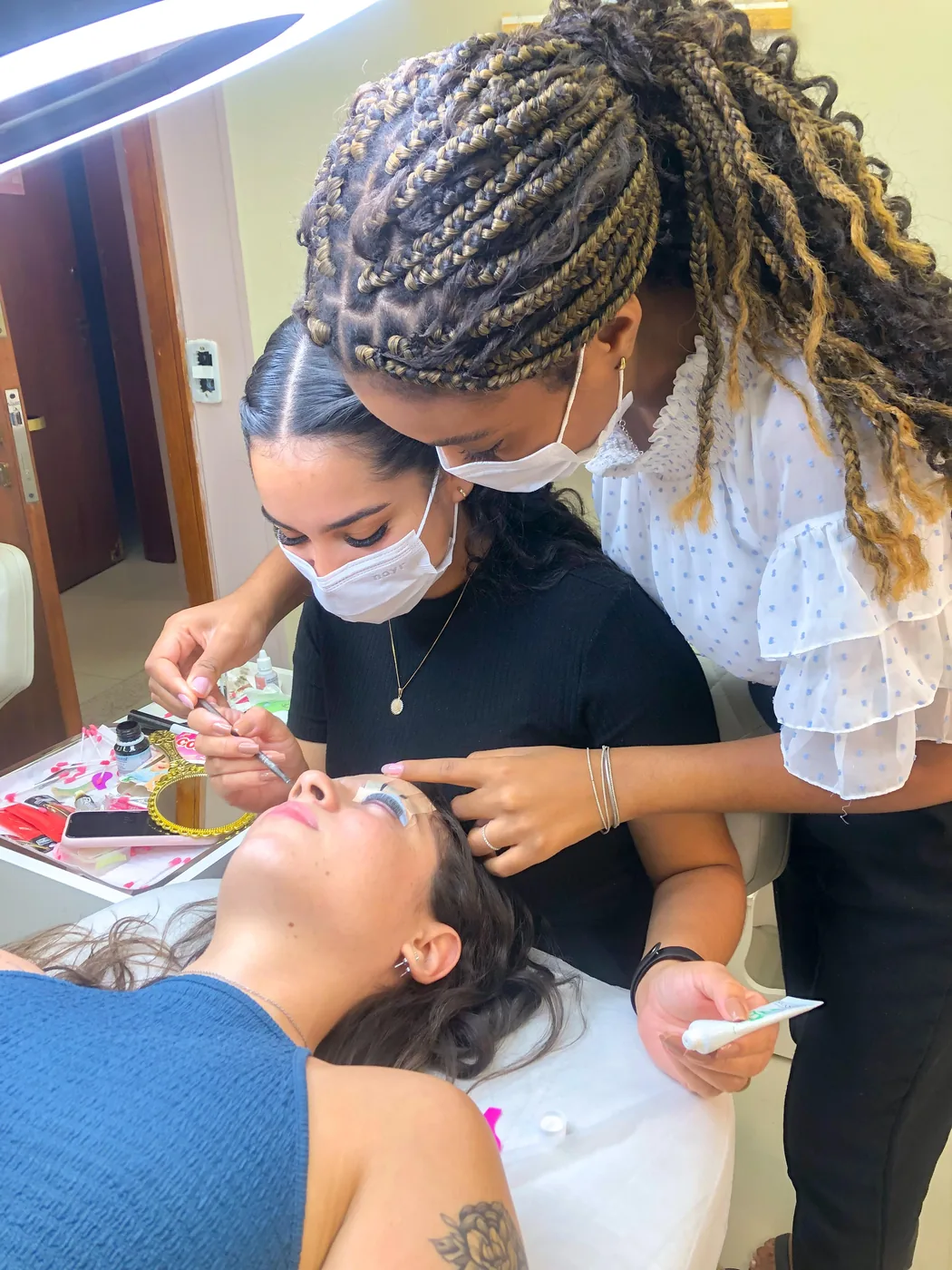 Nathielly ensinando técnica em modelo real